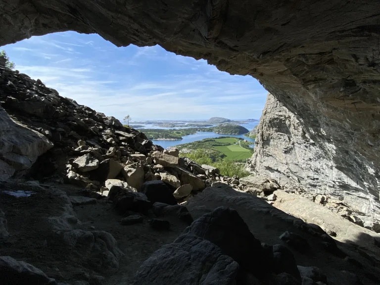 Hanshelleren Cave